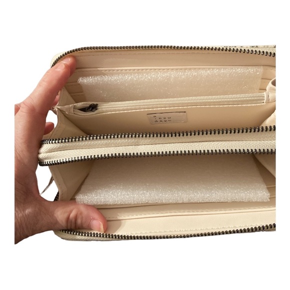 A day now, original Cambodia, wristlet two zipper compartments lots of room - Picture 4 of 4